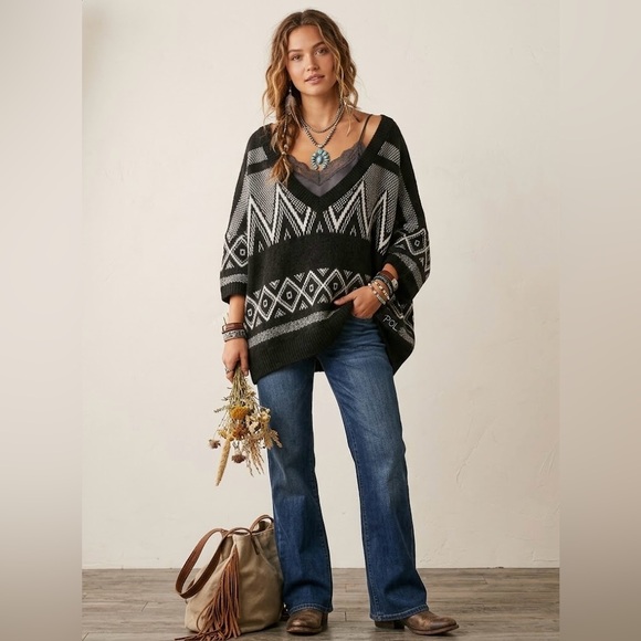 POL Sweaters - POL Black and White Tribal Wide Sleeve Sweater